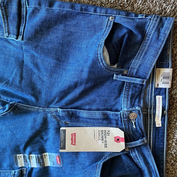 Levi Jeans - Picture 5 of 6